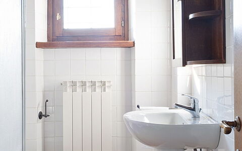 Villa Miravalle: Specchio, Lavello, Idraulico Fixture, Proprietà, Lavandino Del Bagno, Rubinetto, Bianca, Bagno, Viola