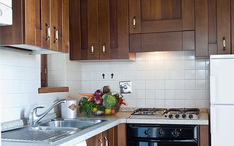 Villa Miravalle: Cabinetry, Controsoffitto, Proprietà, Lavello, Lavandino Della Cucina, Costruzione, Cucina Stufa, Cucina, Elettrodomestico Da Cucina, Legna