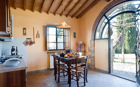 Cottage Capanna: Tavolo, Proprietà, Mobilia, Finestra, Legna, Porta, Cabinetry, Interior Design, Sedia, Pavimento