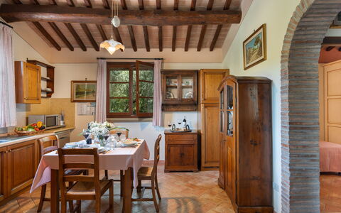 Villa Laura: Cabinetry, Mobilia, Tavolo, Legna, Cornice, Cassetto, Interior Design, Sedia, Controsoffitto, Cucina