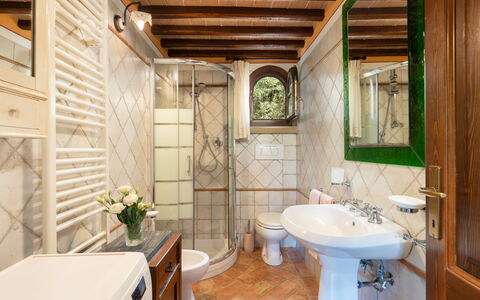 Villa Laura: Specchio, Rubinetto, Idraulico Fixture, Pianta, Lavello, Proprietà, Lavandino Del Bagno, Interior Design, Bagno, Viola