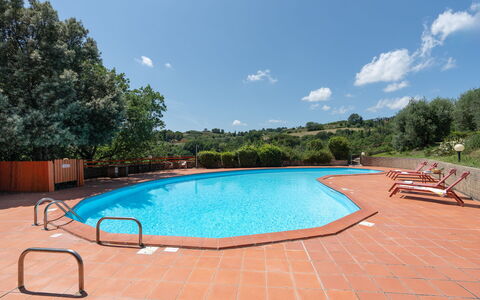 Villa Laura: Acqua, Cielo, Piscina, Nube, Azzurro, Albero, Corpo D'Acqua, Mobili Da Esterno, Aqua, Tempo Libero