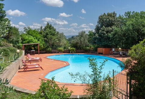 Villa Laura: Acqua, Pianta, Cielo, Nube, Piscina, Albero, Mobili Da Esterno, Shade, Sedia, Paesaggio Naturale