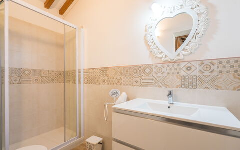 Borgo San Vincenti: Marrone, Specchio, Rubinetto, Idraulico Fixture, Proprietà, Lavello, Lavandino Del Bagno, Costruzione, Bagno