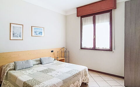 Bonatti: Letto, Bedding, Interior Design, Mobilia, Camera Da Letto, Pavimento, Lenzuolo, Pavimentazione, Camera, Legna