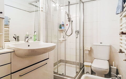 Bonatti: Bagno, Idraulico Fixture, Interior Design, Pavimentazione, Gabinetto, Pavimento, Toilet Seat, Lavandino Del Bagno, Lavello, Idraulico