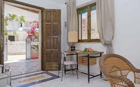 Villa Marlene: Tavolo, Mobilia, Costruzione, Proprietà, Finestra, Pianta, Fiore, Cornice, Sedia, Interior Design