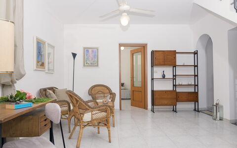Villa Marlene: Proprietà, Mobilia, Ventilatore, Legna, Porta, Tavolo, Comfort, Interior Design, Pavimento