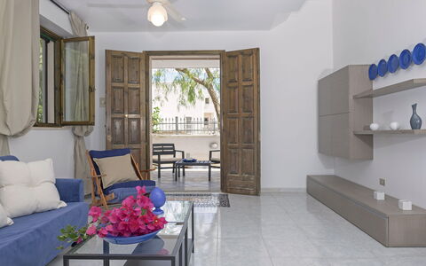 Villa Marlene: Tavolo, Mobilia, Proprietà, Specchio, Blu, Interior Design, Sedia, Cabinetry, Divano, Legna