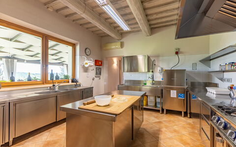 Villa Le Buche: Proprietà, Mobilia, Cabinetry, Tavolo, Costruzione, Controsoffitto, Cucina, Legna, Interior Design, Casa