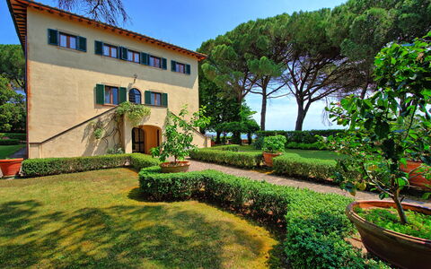 Villa Sorbaiano: Pianta, Cielo, Proprietà, Verde, Costruzione, Finestra, Natura, Albero, Lotto, Erba