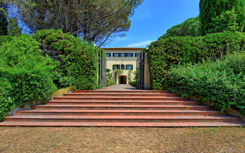 Villa Sorbaiano: Pianta, Cielo, Proprietà, Le Scale, Verde, Costruzione, Finestra, Albero, Erba, Immobiliare