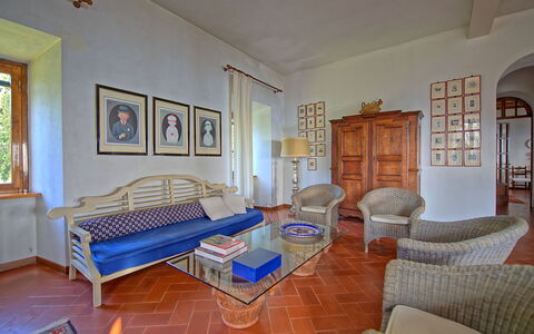 Villa Sorbaiano: Cornice, Proprietà, Mobilia, Costruzione, Divano, Legna, Comfort, Tavolo, Soggiorno, Interior Design