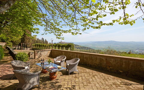 Villa Sorbaiano: Cielo, Pianta, Proprietà, Natura, Vaso Di Fiori, Sedia, Costruzione, Legna, Mobili Da Esterno, Albero