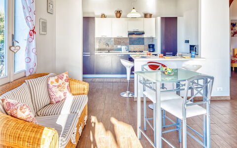 Casa Matilde - Villa Alle Cascine, Imperia: Mobilia, Tavolo, Proprietà, Azzurro, Legna, Cabinetry, Arancia, Finestra, Sedia, Pavimento