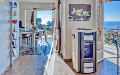Casa Matilde - Villa Alle Cascine, Imperia: Proprietà, Blu, Azzurro, Interior Design, Porta, Pavimento, Tavolo, Pavimentazione, Immobiliare, Divano