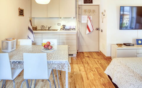 Studio Fede - Levanto: Tavolo, Proprietà, Mobilia, Cornice, Legna, Interior Design, Arancia, Sedia, Pavimento, Immobiliare