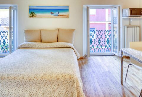 Studio Fede - Levanto: Mobilia, Blu, Costruzione, Comfort, Finestra, Azzurro, Legna, Tessile, Telaio Del Letto, Pavimentazione