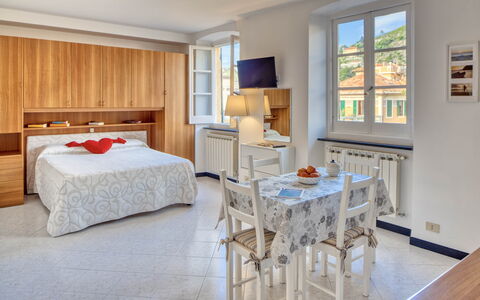 Studio Paola - Levanto: Mobilia, Proprietà, Tavolo, Finestra, Cabinetry, Legna, Interior Design, Comfort, Pavimento, Pavimentazione