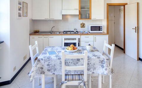 Studio Paola - Levanto: Cabinetry, Controsoffitto, Mobilia, Bianca, Lavello, Prodotto, Azzurro, Cucina Stufa, Legna, Cucina