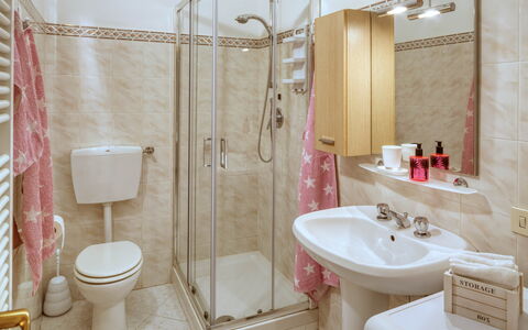 Studio Paola - Levanto: Marrone, Specchio, Rubinetto, Idraulico Fixture, Lavandino Del Bagno, Lavello, Proprietà, Fotografia, Bianca, Costruzione