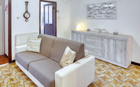 Nina Home - Levanto: Divano, Mobilia, Proprietà, Cornice, Cabinetry, Legna, Interior Design, Rettangolo, Pavimento, Soggiorno