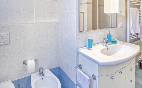Nina Home - Levanto: Rubinetto, Specchio, Lavello, Idraulico Fixture, Lavandino Del Bagno, Proprietà, Fotografia, Viola, Bagno, Azzurro