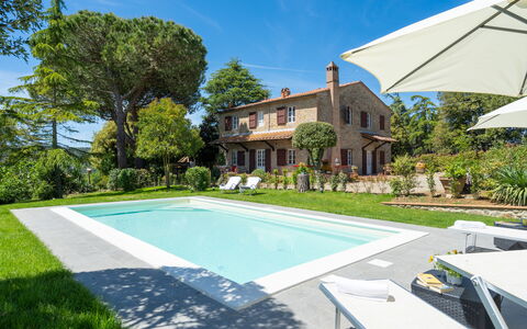 Villa Luana: Pianta, Cielo, Acqua, Costruzione, Giorno, Proprietà, Piscina, Albero, Shade, Finestra