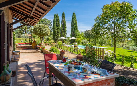 Villa Luana: Pianta, Cielo, Giorno, Proprietà, Costruzione, Verde, Fiore, Vaso Di Fiori, Pianta Della Casa, Tavolo
