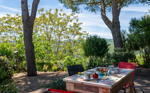 Villa Luana: Nube, Pianta, Tavolo, Cielo, Mobilia, Comunita 'Impianto, Albero, Mobili Da Esterno, Tavola, Paesaggio Naturale
