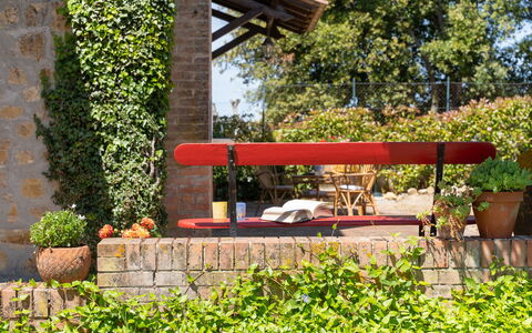 Villa Luana: Pianta, Ruota, Vaso Di Fiori, Shade, Vegetazione, Urban Design, Manto Stradale, Albero, Erba