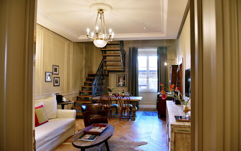 Appartamenti Troise: Tavolo, Proprietà, Mobilia, Divano, Cornice, Costruzione, Interior Design, Legna, Illuminazione, Lampada