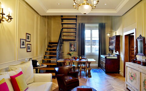 Appartamenti Troise: Cornice, Mobilia, Proprietà, Tavolo, Divano, Illuminazione, Legna, Interior Design, Giallo, Cabinetry