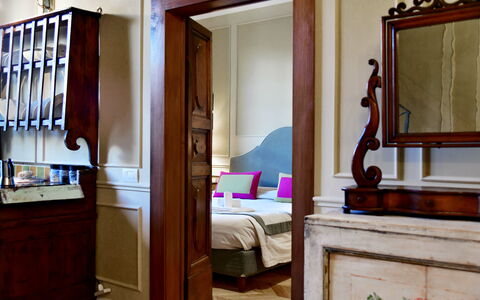 Appartamenti Troise: Specchio, Cabinetry, Mobilia, Proprietà, Costruzione, Cassetto, Comfort, Legna, Cassettiera, Telaio Del Letto