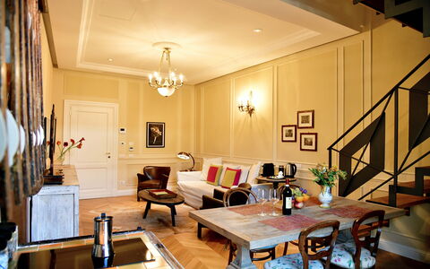 Appartamenti Troise: Tavolo, Mobilia, Proprietà, Cornice, Divano, Legna, Interior Design, Illuminazione, Soggiorno, Sedia