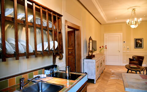 Appartamenti Troise: Lavandino Della Cucina, Mobilia, Controsoffitto, Cabinetry, Lavello, Cornice, Rubinetto, Interior Design, Legna, Cucina