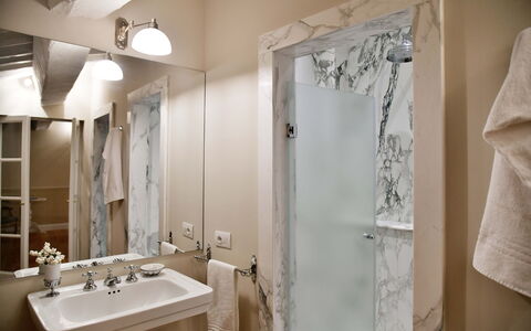 Appartamenti Troise: Specchio, Rubinetto, Lavello, Proprietà, Idraulico Fixture, Lavandino Del Bagno, Bagno, Interior Design, Pavimento, Parete