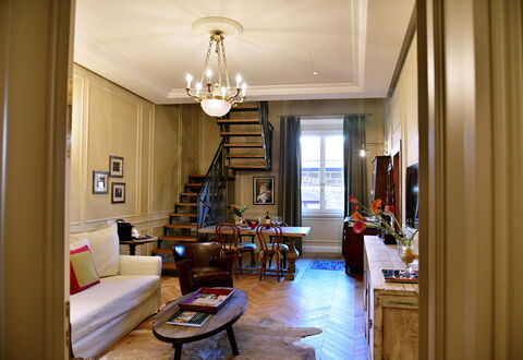 Appartamenti Troise: Tavolo, Proprietà, Mobilia, Divano, Cornice, Costruzione, Interior Design, Legna, Illuminazione, Lampada