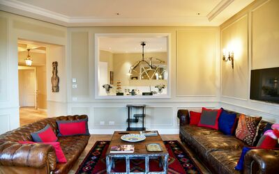 Lion Nero: Divano, Mobilia, Proprietà, Tavolo, Cornice, Legna, Architettura, Interior Design, Soggiorno, Divano Letto
