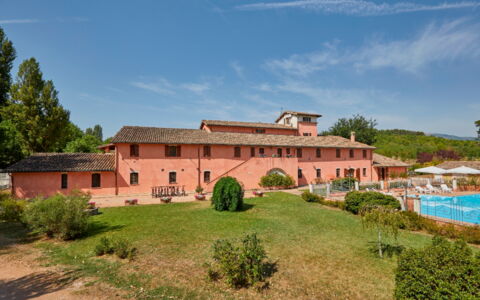 Agriturismo Il Molino Di Uncinano: Cielo, Pianta, Nube, Costruzione, Finestra, Albero, Paesaggio Naturale, Lotto, Zona Residenziale, Erba