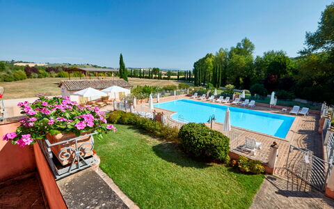 Agriturismo Il Molino Di Uncinano: Acqua, Pianta, Cielo, Proprietà, Fiore, Costruzione, Piscina, Natura, Albero, Mobili Da Esterno