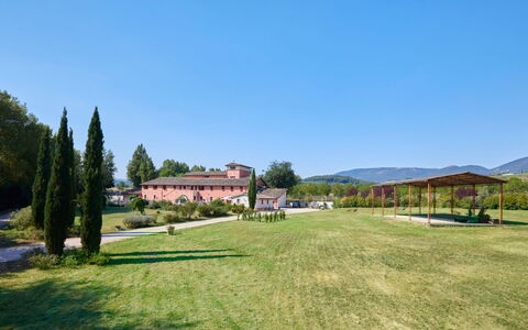 Agriturismo Il Molino Di Uncinano: Cielo, Pianta, Proprietà, Albero, Paesaggio Naturale, Lotto, Casa, Erba, Villetta, Pascolo