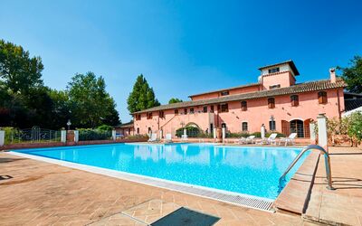 Agriturismo Il Molino Di Uncinano: Acqua, Cielo, Pianta, Proprietà, Piscina, Azzurro, Costruzione, Rettangolo, Albero, Architettura