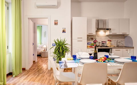 Living Times Apartment: Proprietà, Mobilia, Tavolo, Sedia, Cabinetry, Pianta, Interior Design, Legna, Pianta Della Casa, Pavimentazione