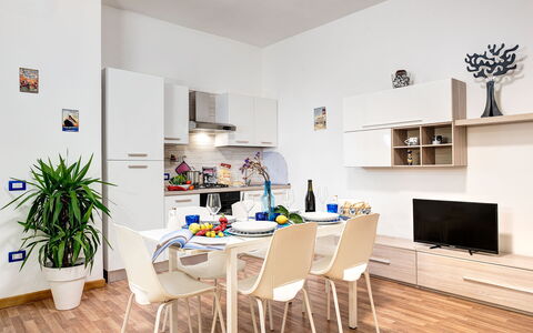 Living Times Apartment: Tavolo, Proprietà, Pianta, Mobilia, Divano, Costruzione, Interior Design, Legna, Sedia, Vaso Di Fiori