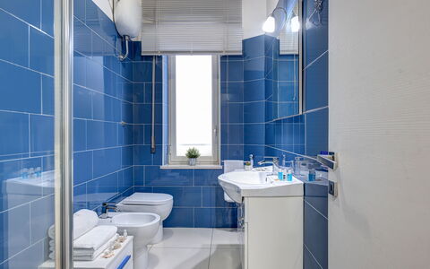 Loving Times Apartment: Idraulico Fixture, Rubinetto, Specchio, Lavello, Proprietà, Viola, Blu, Bagno, Azzurro