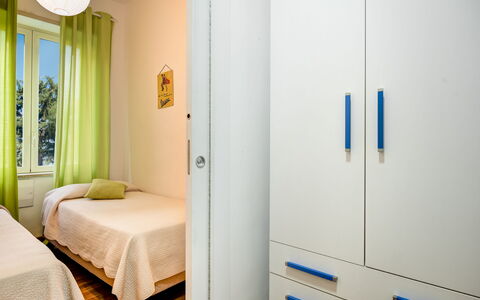 Loving Times Apartment: Finestra, Cabinetry, Legna, Comfort, Costruzione, Pavimentazione, Tenda, Telaio Del Letto, Pavimento