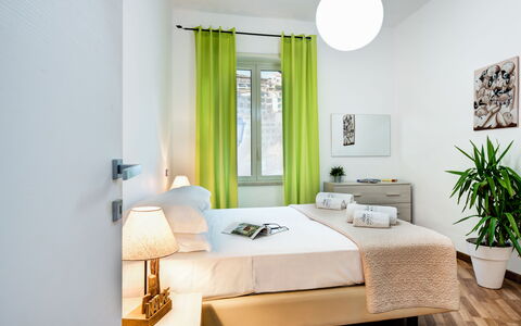 Loving Times Apartment: Pianta, Proprietà, Mobilia, Vaso Di Fiori, Comfort, Azzurro, Finestra, Legna, Tessile