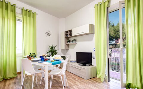 Loving Times Apartment: Pianta, Proprietà, Mobilia, Finestra, Divano, Verde, Tavolo, Azzurro, Legna, Interior Design