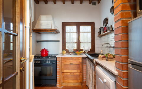 Villa Elisa: Cucina, Mobilia, Cabinetry, Controsoffitto, Interior Design, Pavimentazione, Legna, Elettrodomestico Da Cucina, Apparecchio Major, Lavandino Della Cucina